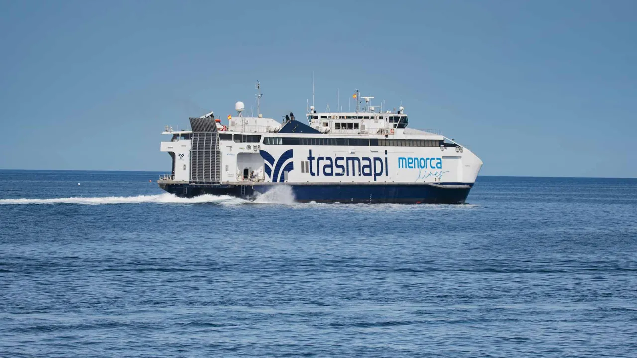 Ferry Chenega de lejos