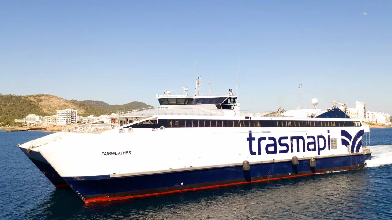 Ferry Fairweather vista lateral cerca