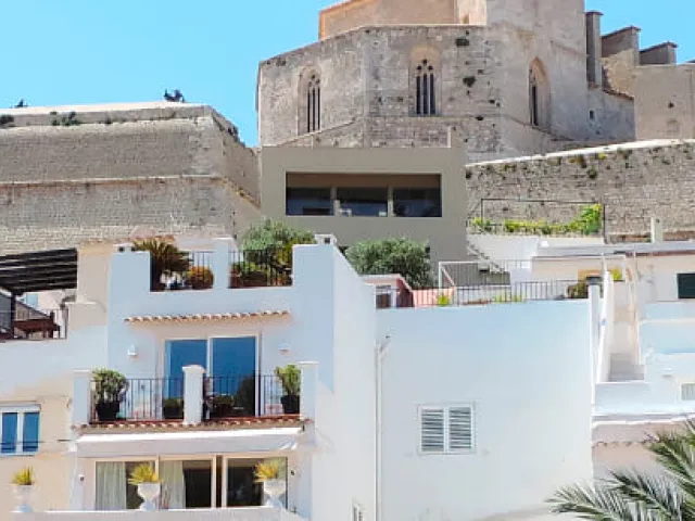 Dalt Vila, la ciudad alta de Ibiza: un viaje al pasado entre murallas y callejuelas.