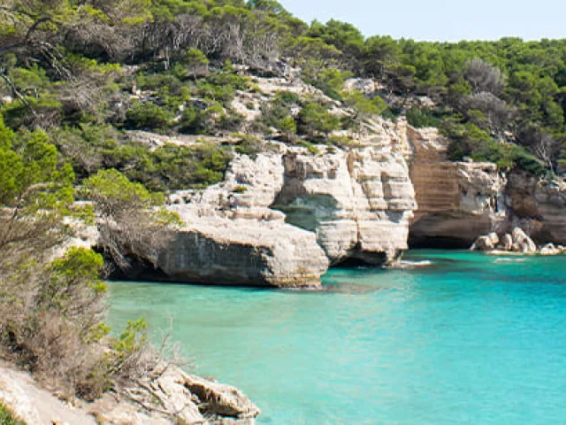 Cala Mitjana: guía para visitar esta joya de Menorca