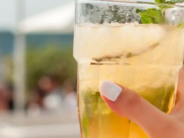 Beach club en Menorca: los mejores para relajarte con vistas al mar