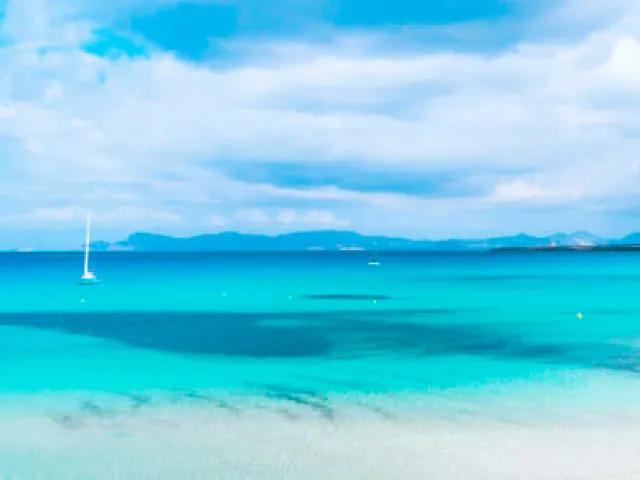 Cala Saona: qué ver y cómo disfrutar de esta playa